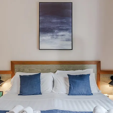 Hotiday Collection - Готель Стреза