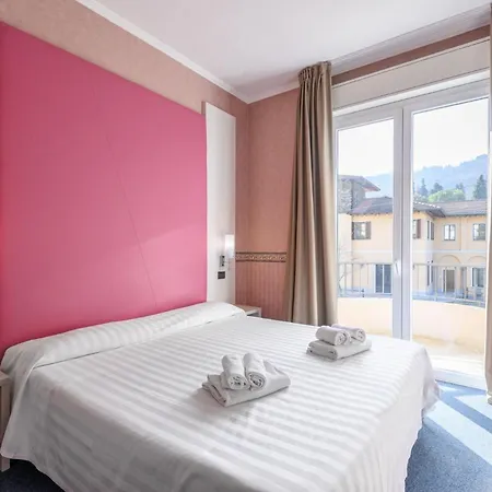 Hotiday Collection - Готель Стреза