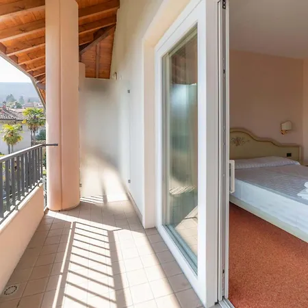 Готель Hotiday Collection -