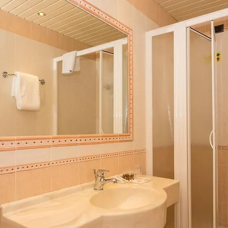 Hotiday Collection - 3* ستريزا